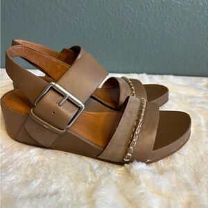 Gentle Souls by Kenneth Cole Giulia 2 Band Wedge Sandal Mushroom Size 6 NIB